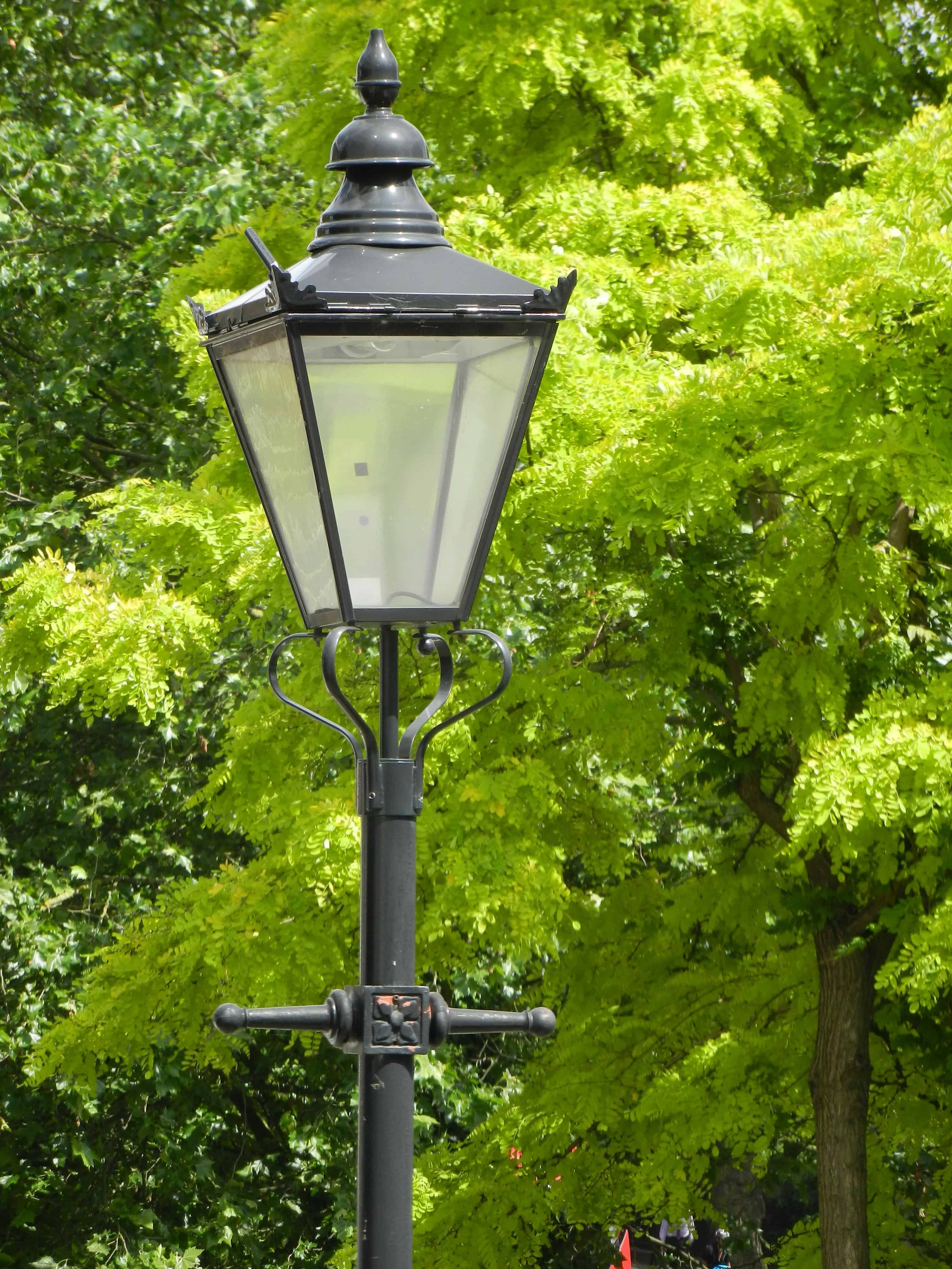 Lamp post 2014-06-20 23.51.34